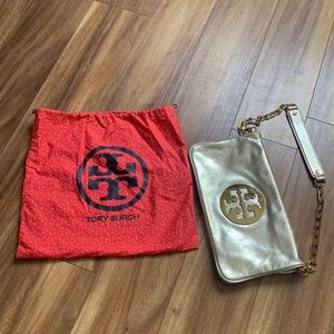 Tory Burch Reva Clutch in Gold